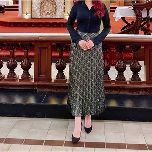 Midi skirt from Suzy Shier